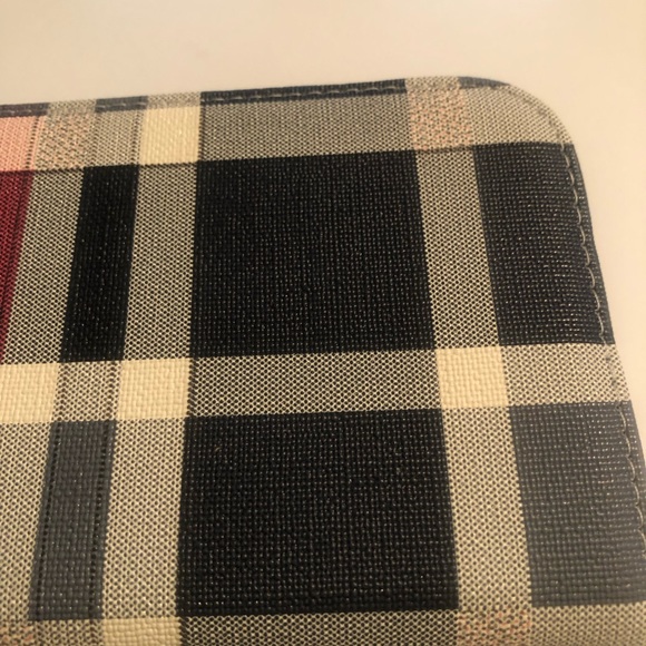 Black and red vegan lead free zippered top wallet - Picture 4 of 10